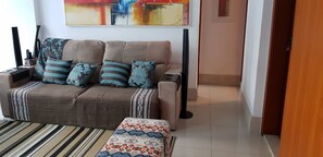 Appartamento Comfort, lato spiaggia | Soggiorno | TV LCD 32 pollici con canali via cavo, TV, Netflix