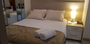 Appartamento Comfort, lato spiaggia | Biancheria da letto di alta qualità, materassi a doppio strato