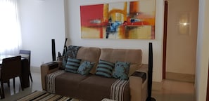 Appartamento Comfort, lato spiaggia | Soggiorno | TV LCD 32 pollici con canali via cavo, TV, Netflix