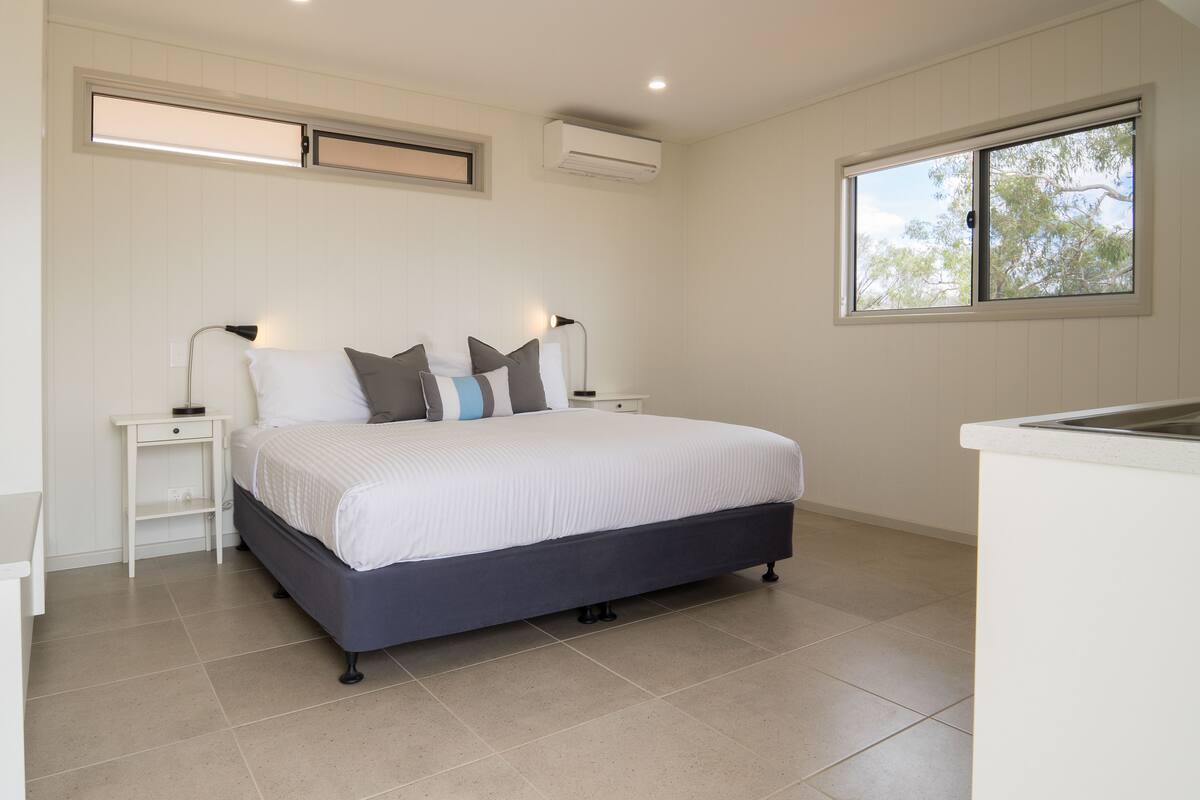 Suite familiar, varias camas, baño privado | 2 habitaciones, ropa de cama de alta calidad y muebles diferentes