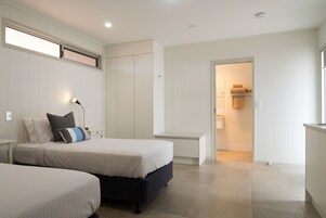 Ropa de cama de alta calidad, muebles diferentes y escritorio 