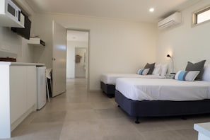 Premium bedding, individually furnished, desk, soundproofing - Cooper's Country Lodge (Eromanga)