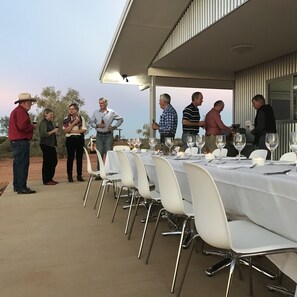 Outdoor dining - Cooper's Country Lodge (Eromanga)
