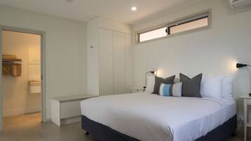 Deluxe Studio, 1 King Bed, Private Bathroom | Premium bedding, individually furnished, desk, soundproofing