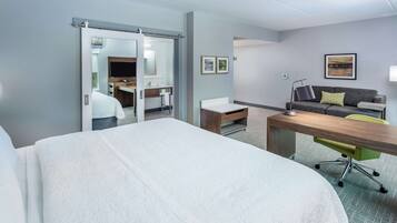 Escritorio, espacio para trabajar con laptop y cortinas blackout