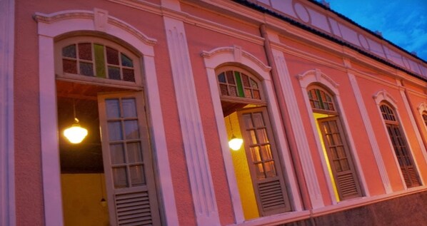 Façade de l’hébergement - soirée/nuit