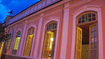 Fachada da propriedade à noite