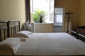 Bureau, lits pliants/supplémentaires, Wi-Fi gratuit, draps fournis