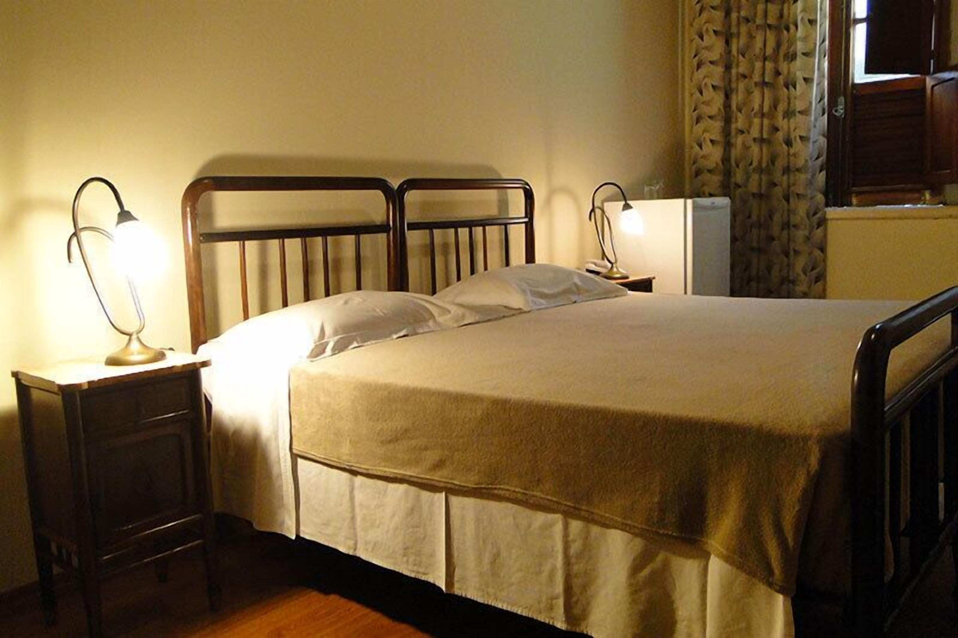 Escrivaninha, camas extras/dobráveis (sobretaxa), Wi-Fi de cortesia