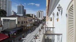 Vista de la calle con edificios, un tranvía y una acera para peatones.