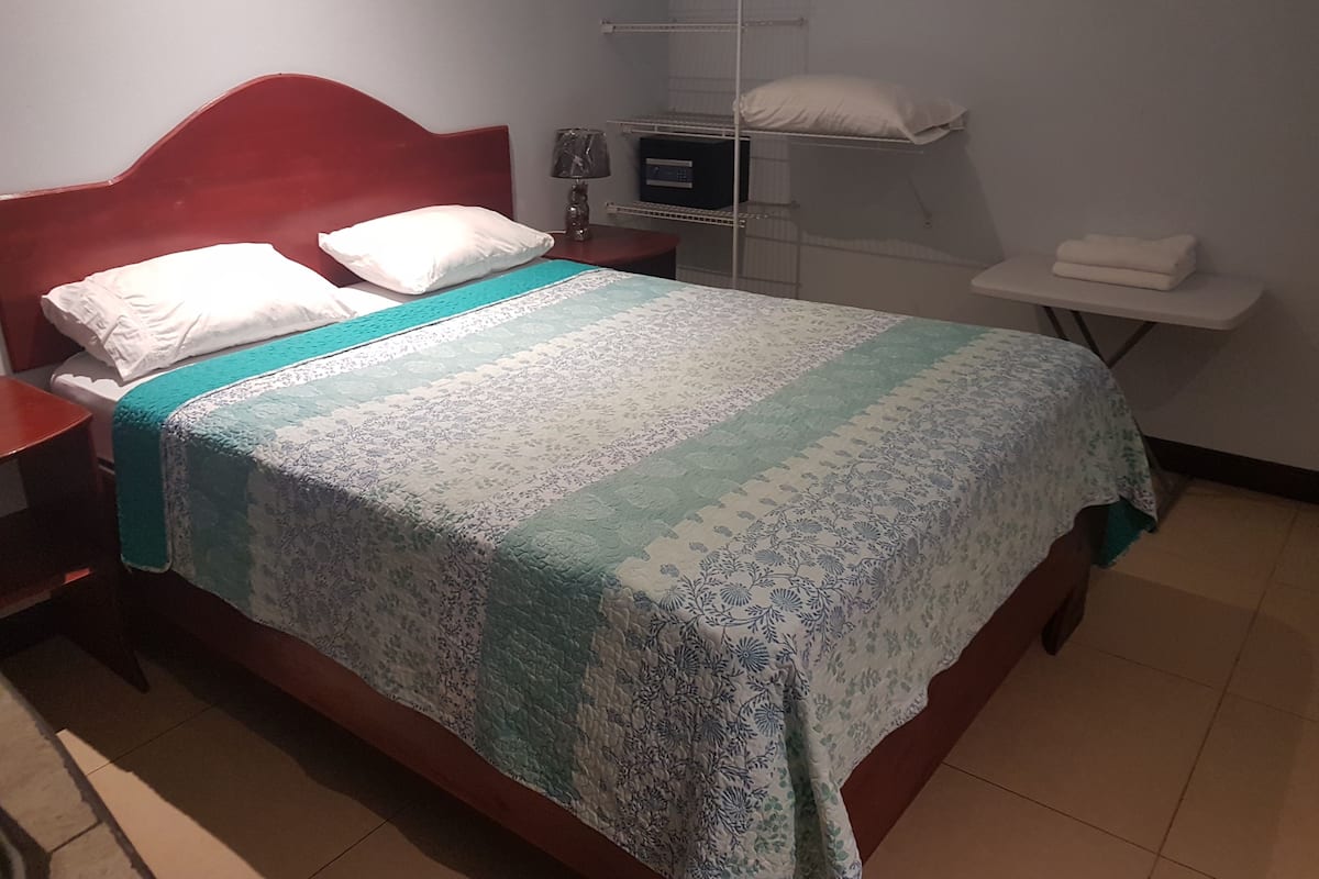 Doppelzimmer, 1 Queen-Bett, Nichtraucher, Poolblick | Zimmersafe, Schreibtisch, kostenloses WLAN, Bettwäsche