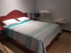 Habitación doble, 1 cama de matrimonio, no fumadores, vistas a la piscina | Caja fuerte, escritorio, wifi gratis y ropa de cama