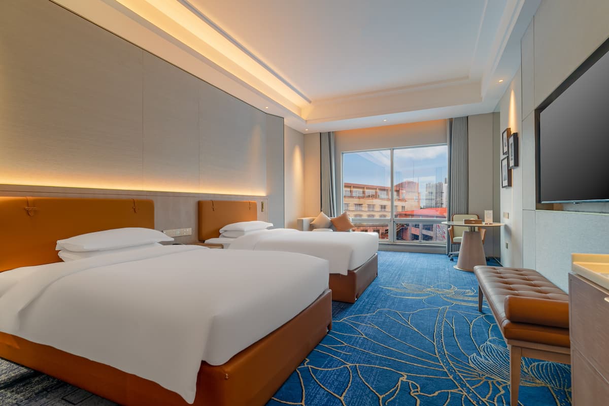 Deluxe Twin Room | In-room safe, desk, blackout curtains, iron/ironing board