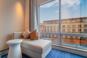 Deluxe Twin Room | In-room safe, desk, blackout curtains, iron/ironing board - Easeland Hotel  Guangzhou (Guangzhou)