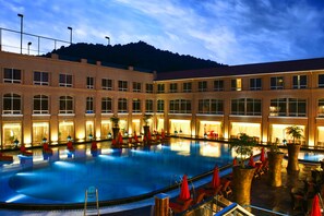 สระว่ายน้ำกลางแจ้ง