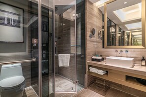 Habitación Deluxe con 2 camas individuales, varias camas, para no fumadores | Baño | Regadera, regadera tipo lluvia, amenidades de baño gratuitas 