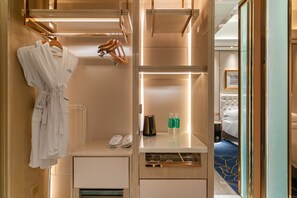 ห้องสแตนดาร์ดดับเบิล, เตียงใหญ่ 1 เตียง, ปลอดบุหรี่ | ตู้นิรภัยในห้องพัก, โต๊ะทำงาน, ผ้าม่านกันแสง, เตารีด/โต๊ะรีดผ้า