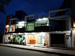 Front of property – evening/night - Hotel Boutique Acocalli (Teotihuacan)