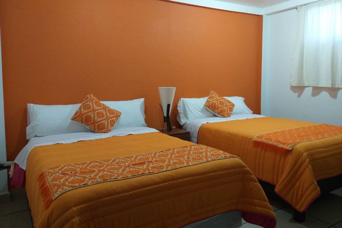 ห้องคลาสสิกสำหรับสี่ท่าน, เตียงใหญ่ 2 เตียง (Naranja) | โต๊ะทำงาน, ผ้าม่านกันแสง, ห้  องเก็บเสียง, เตารีด/โต๊ะรีดผ้า