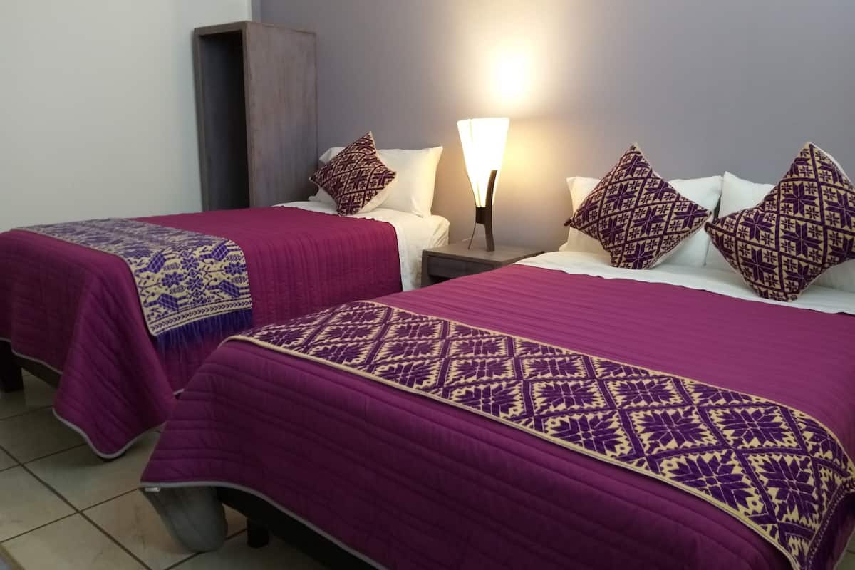 ห้องคลาสสิกสำหรับสี่ท่าน, หลายเตียง, ปลอดบุหรี่ (Lila) | โต๊ะทำงาน, ผ้าม่านกันแสง, ห้องเก็บเสียง, เตารีด/โต๊ะรีดผ้า