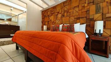 Suite clásica, 1 cama King size, para no fumadores (Roja) | Decoración personalizada, muebles diferentes y escritorio