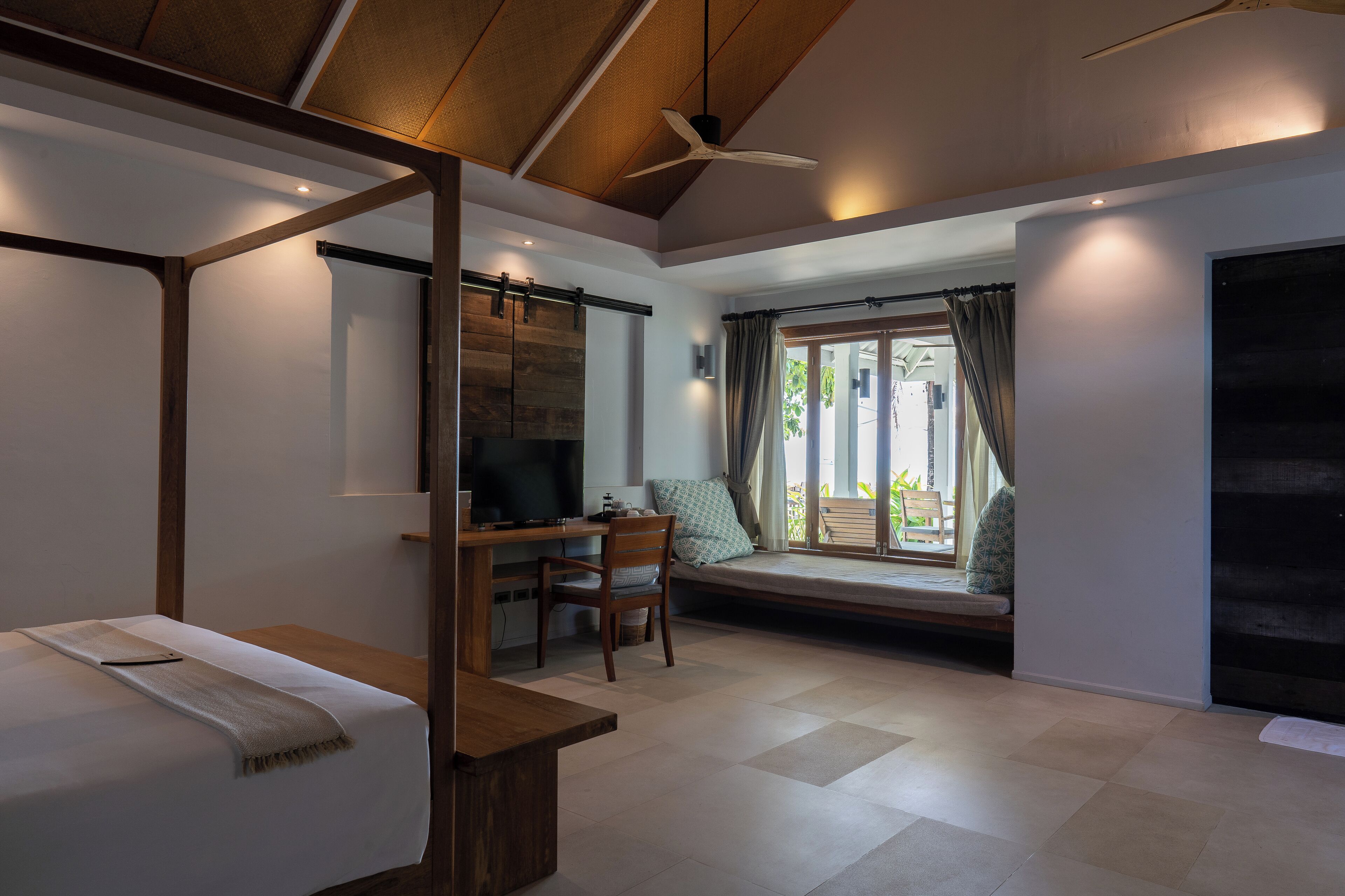 Bay View - Beachfront | Bar mini, peti besi dalam bilik, meja, ruang kerja komputer riba 