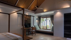 Bay View - Beachfront | Minibar, két bảo mật tại phòng, bàn 