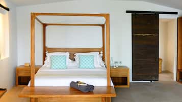 2 bedrooms, minibar, in-room safe, desk