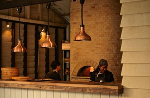 供应早餐、午餐和晚餐，东欧菜，海滩景观