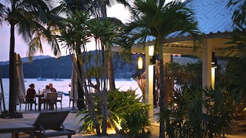 Se sirven desayunos y cocina de Europa del este, con vista a la playa