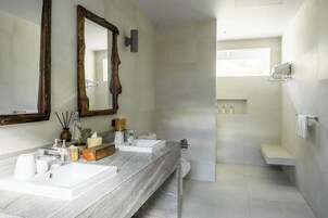 Bay View - Beachfront | 浴室 | 淋浴設備、免費梳洗用品、風筒、浴袍