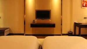 A hotel room with two beds, a TV, and a small table. - Bandao Mingzhu Hotel (Zhaoqing)