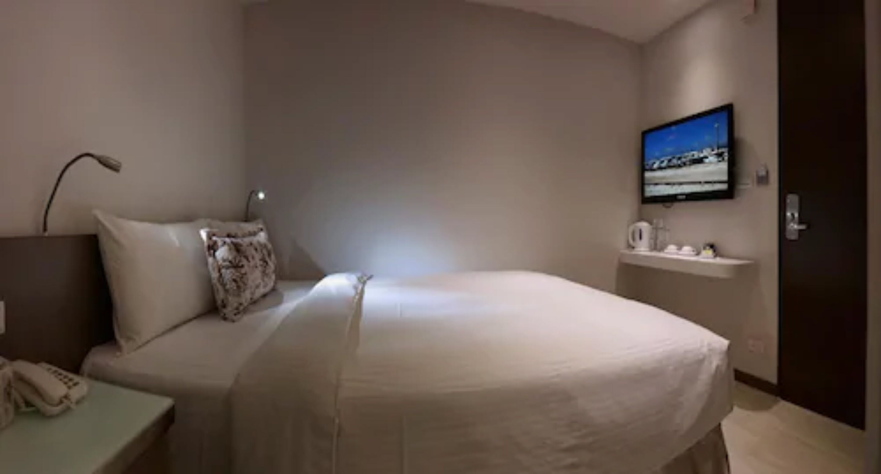 双人房 | 迷你吧、隔音、免费 WiFi