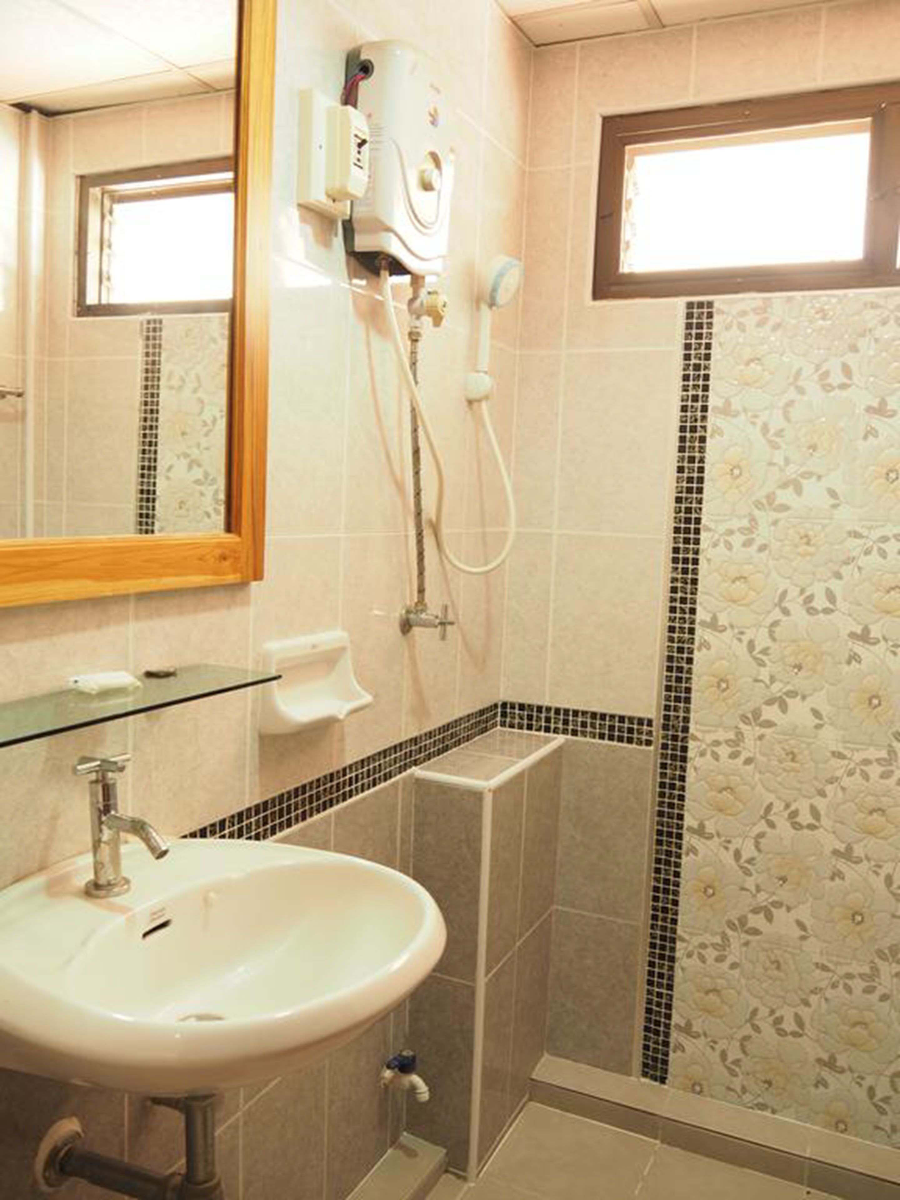 standard twin room | bathroom shower