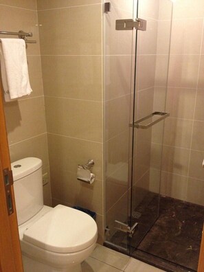 Suite, 2 Bedrooms, River View | Bathroom | Shower, rainfall showerhead, free toiletries, hair dryer - River View Boutique Hotel Beibin Road (Chongqing)