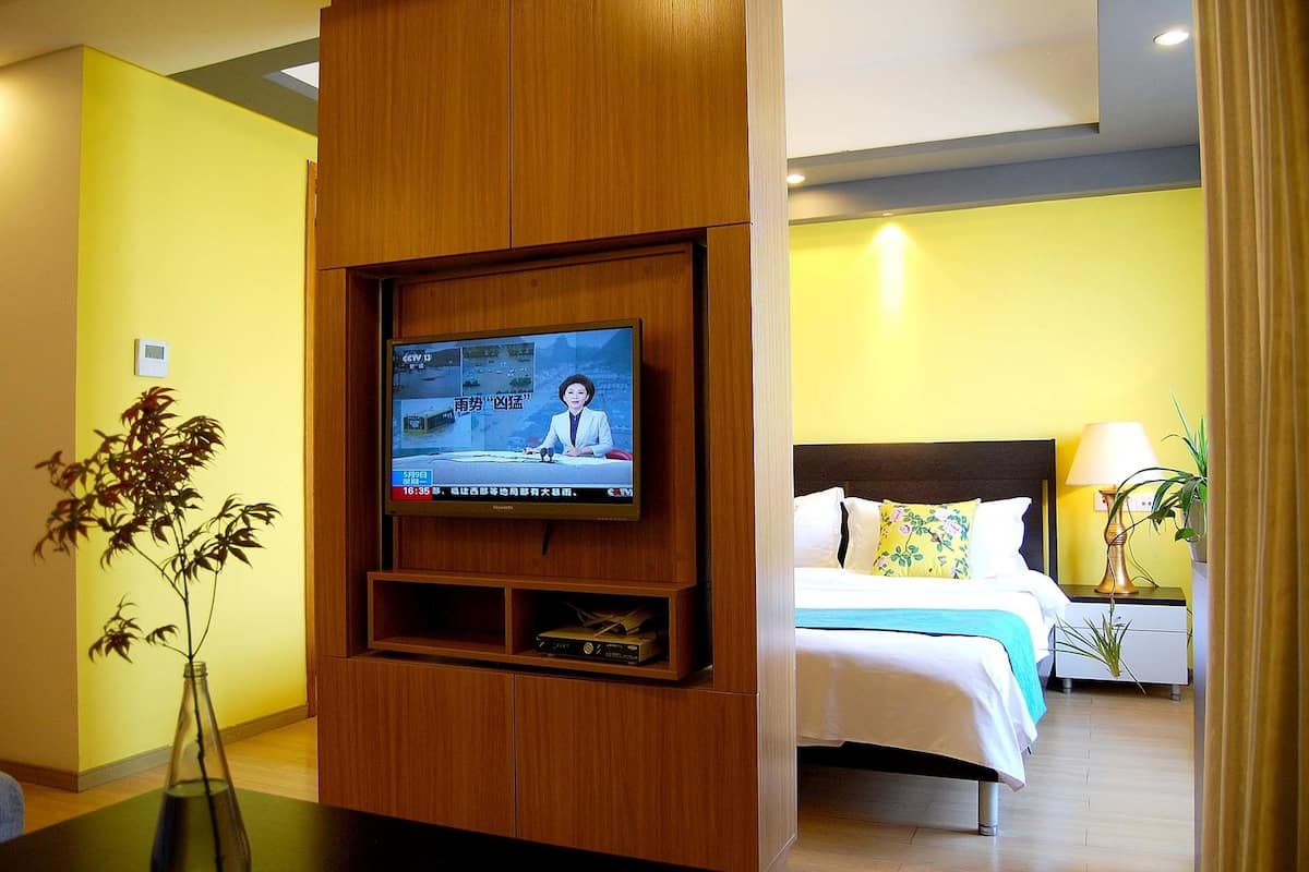 Studio, River View | Desk, blackout curtains, free WiFi