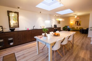 2 habitaciones, minibar, escritorio y cortinas blackout 