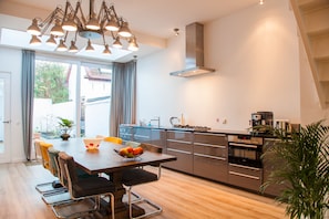 2 habitaciones, minibar, muebles diferentes y escritorio