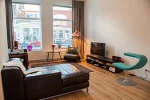 2 habitaciones, minibar, muebles diferentes y escritorio