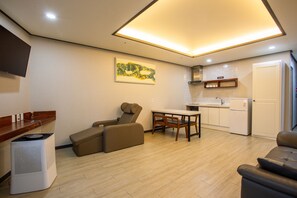 Suite Twin | Cocina privada | Frigorífico, microondas, placa de cocina y hervidor eléctrico