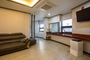 Suite Twin | Street view