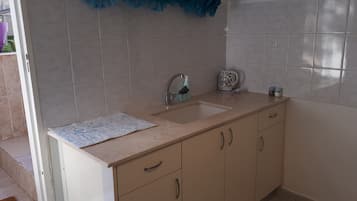 Studio Suite, 1 Tempat Tidur Queen, Bebas Asap Rokok | Kamar mandi | Shower, pengering rambut,  dan handuk