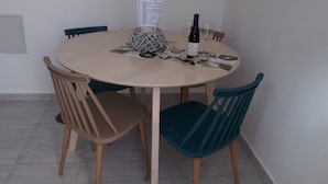 Studiosvit - 1 queensize-säng - icke-rökare | Matservice på rummet