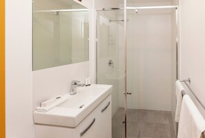 Shower, rainfall showerhead, free toiletries, hair dryer