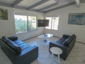 Deluxe Cabin, Non Smoking | Living area