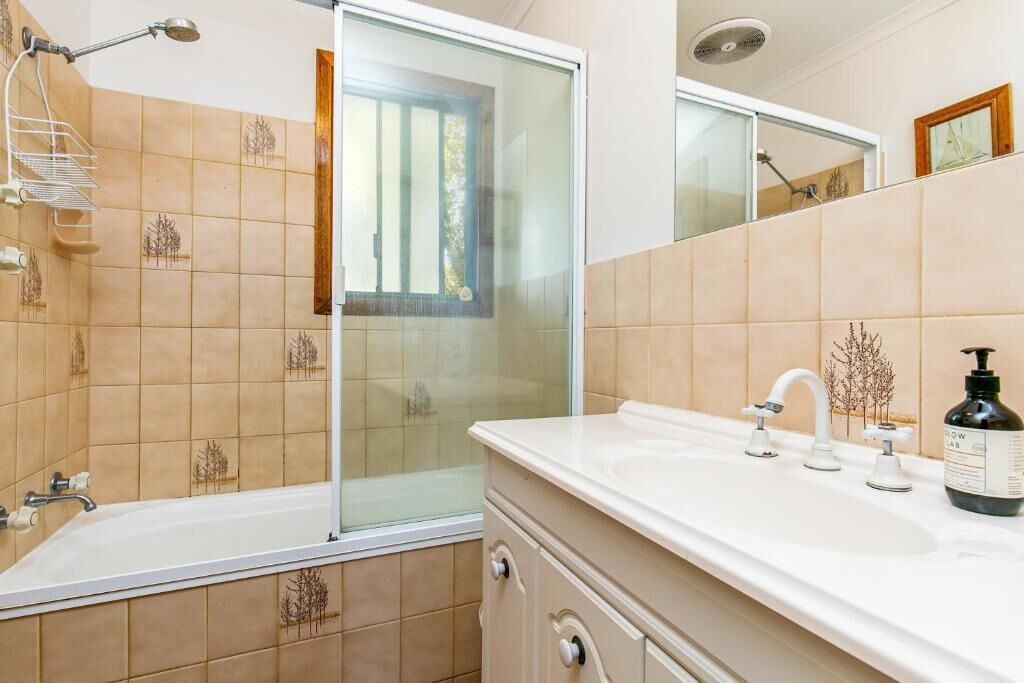 Cottage, Non Smoking | Bathroom | Shower, rainfall showerhead, free toiletries, hair dryer