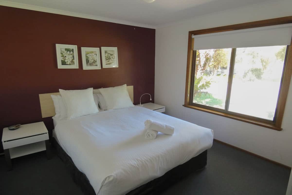 Cabin, 2 Bedrooms | Individually decorated, individually furnished, laptop workspace