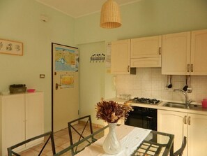 Apartamento, 2 habitaciones | Cocina básica privada | Frigorífico, horno, placa de cocina y molinillo de café