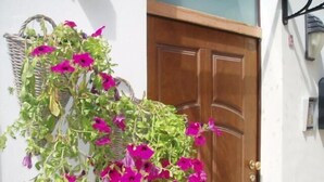 A wooden door with a metal handle and a small window above it. - Bed & Roses (Montesilvano)