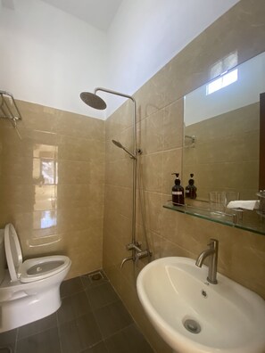 Romantic Double Room, 1 Bedroom | Bathroom | Shower, hydromassage showerhead, designer toiletries, hair dryer - Win's Homestay - Hostel (Da Nang)